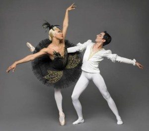 Les Ballets Trockadero de Monte Carlo in "Black Swan." ©Sascha Vaughn