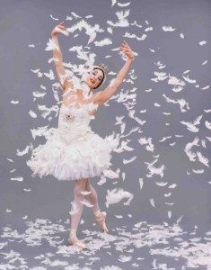Les Ballets Trockadero de Monte Carlo in "The Dying Swan." ©Sascha Vaughn
